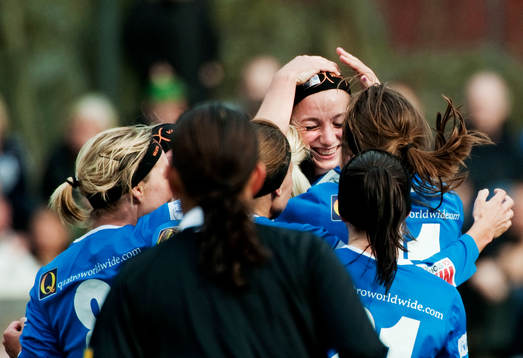 Kosovare Asllani, Linköping, gratuleras till sitt 0-1-mål