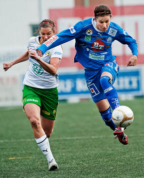 Julie Rydahl Bukh, Linköping, tar sig förbi Madeleine