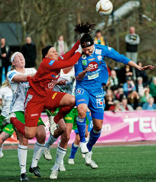 Minna Meriluoto, målvakt, Hammarby, slår undan bollen