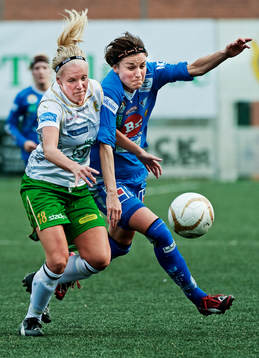 Anna Lindblom, Hammarby, försöker att stoppa Julie Rydahl