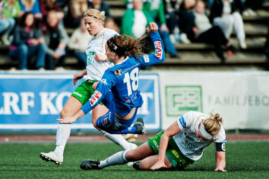 Kosovare Asllani, Linköping, stoppas av Karin Lissel,