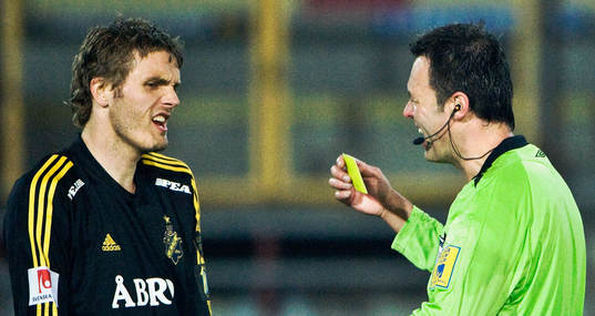 Jos Hooiveld, AIK, får gult kort, varning av domare Martin