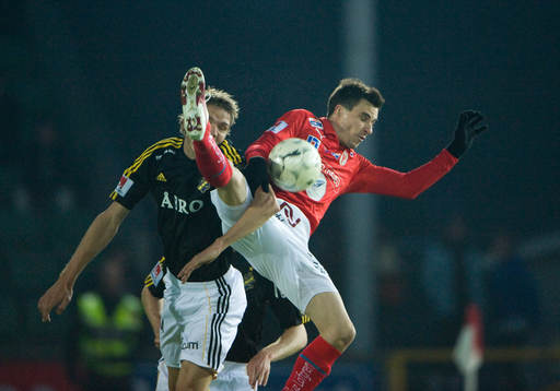 Jos Hooiveld stoppar Daniel Mendes