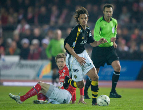 Ivan Obolo, AIK, har fått David Elm, Kalmar, på fall
