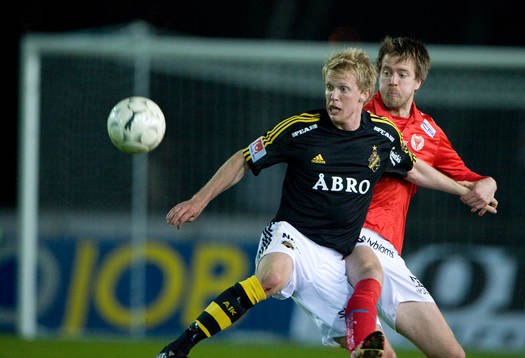 Mikael Thorstensson, AIK, håller undan för Joachim Lantz,