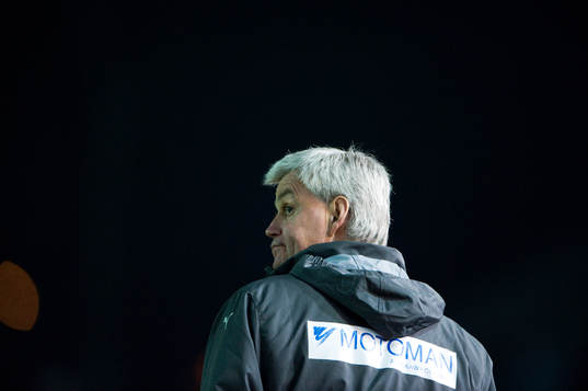 Nanne Bergstrand, tränare, tittar långt