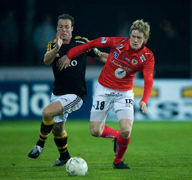 Rasmus Elm håller undan för Markus Jonsson