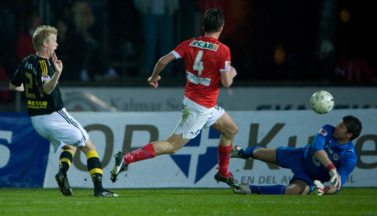 Mikael Thorstensson, AIK, nära överlista Petter Wastå,