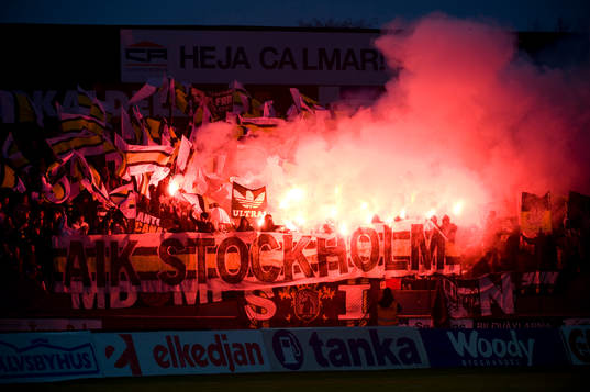 AIK- läktaren. Läktare, tifo, bengalisk eld