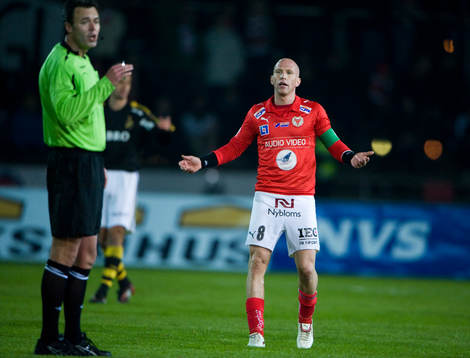 Henrik Rydström försöker beveka Martin Ingvarsson, domare