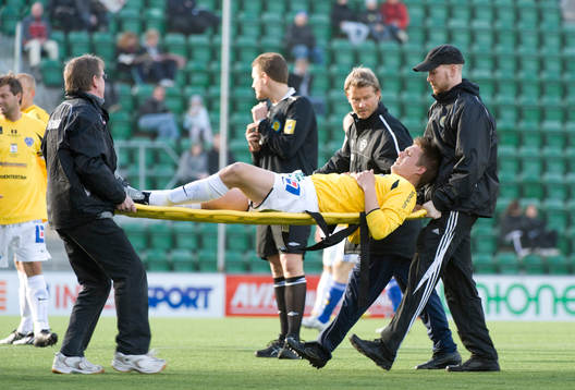 Mikael Boman, utgår pga skada, bår