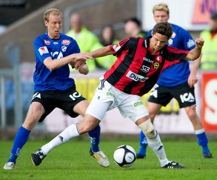 Philip Haglund tar bollen för Andreas Johansson