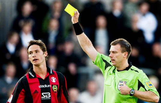 Daniel Stålhammar, domare, ger Philip Haglund gult kort,