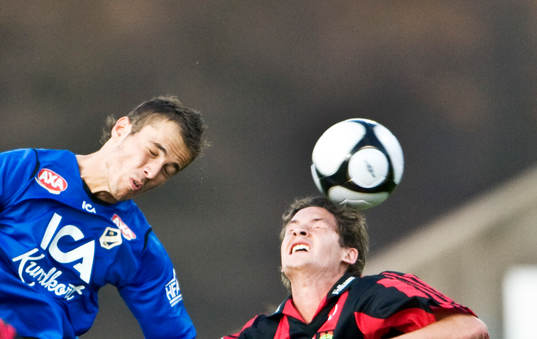 Emir Kujovic, Halmstad, i nickduell med Philip Haglund,