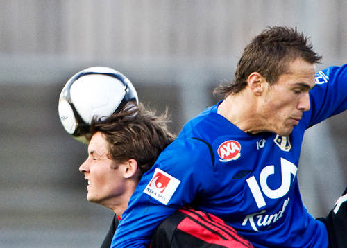 Emir Kujovic, Halmstad, i nickduell med Philip Haglund,