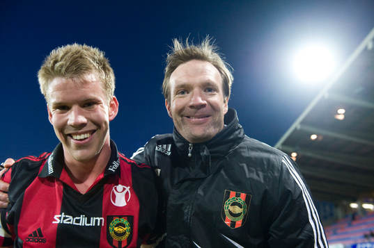 Hjälten Joakim Runnemo kramas av tränare Kim Bergstrand