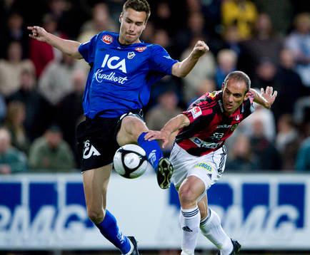Tom Sparv, Halmstad och Imad Chhadeh i kamp om bollen