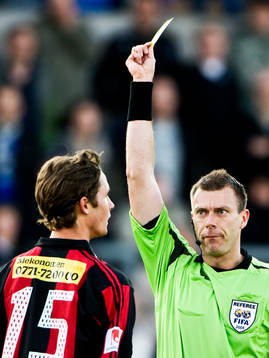 Daniel Stålhammar, domare, ger gult kort, varning
