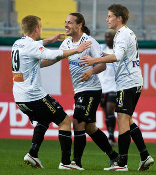 Örebro gör 1-0. Jubel. Michael Almebäck, Nordin Gerzicv,