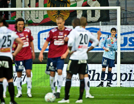 Nathan Coe, målvakt Örgryte, styr muren