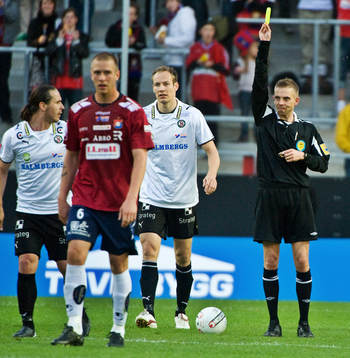 Domare Johan Hamlin ger gult kort