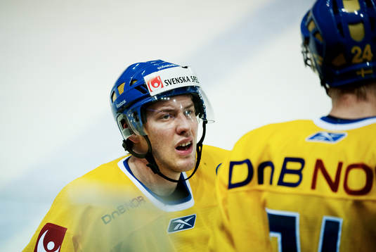 Linus Omark pratar med Johan Harju