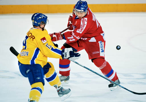 Patrik Zackrisson, Sverige, försöker att ta pucken av
