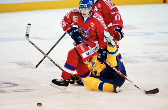 Kenny Jönsson, Sverige, faller i kamp om pucken med