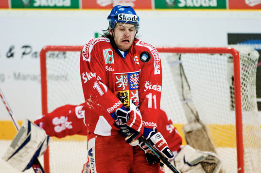 Michal Barinka, Tjeckien, är nära att få pucken i