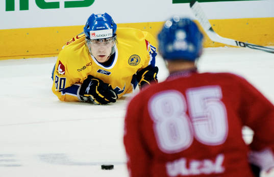 Mattias Weinhandl, Sverige, har förlorat pucken
