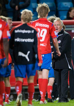 Bosse Nilsson, tränare, Helsingborg, tackar sina spelare