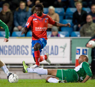 Isaac Chansa flyger över Nathan Paulse ben