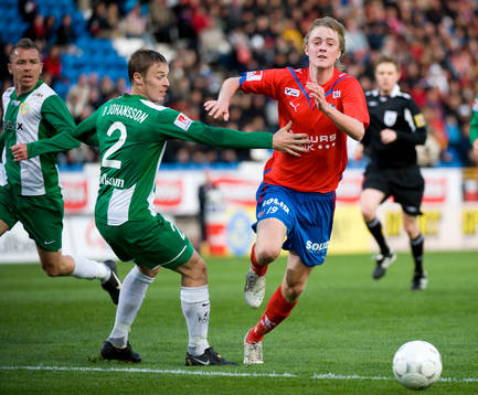 David Johansson försöker stoppa Rasmus Jönsson