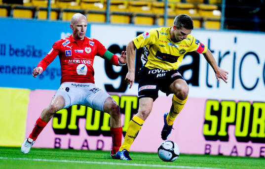 Anders Svensson, Elfsborg, snurrar bort Henrik Rydström,
