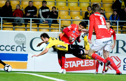 Helgi Danielsson, Elfsborg, rivs ner av Daniel Sobralense,