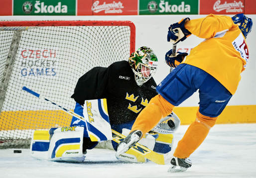 Johan Holmqvist, målvakt, räddar ett skott