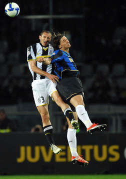 Chiellini, Juventus, och Zlatan Ibrahimovic, Inter, i