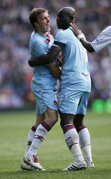 En arg Mark Noble, West Ham, lugnas av Herita Ilunga