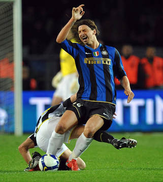 Zlatan Ibrahimovic, Inter, åker på en tackling