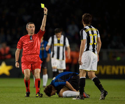 Nicola Legrottaglie, Juventus, får gult kort, varning