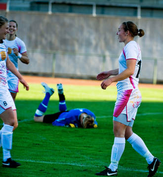 Manon Melis, Ldb har gjort 2-0. Stephanie Labbé, målvakt