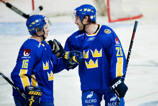 Johan Andersson gratulerar Marcus Nilson, Sverige, till