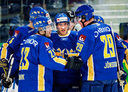 Martin Thörnberg, Sverige, gratuleras till sitt 0-1-mål