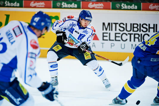 Mikko Mäenpää, Finland, passar pucken