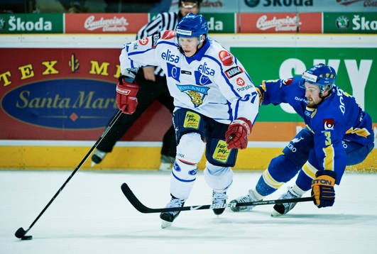 Robin Jonsson, Sverige, jagar Mika Pyörälä, Finland