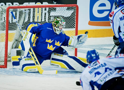 Johan Holmqvist, målvakt, Sverige, ser ett skott gå