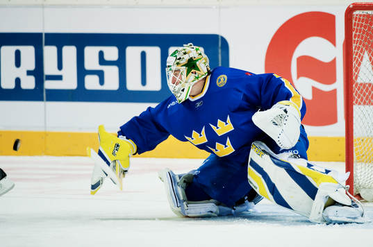 Johan Holmqvist, målvakt, räddar ett skott