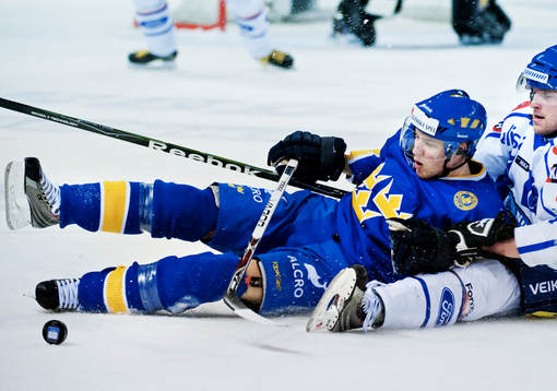 Linus Omark, Sverige, fälls av Mikko Mäenpää, Finland