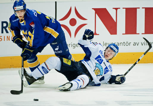 Martin Thörnberg, Sverige, får en finsk spelare på fall