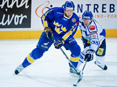 Johan Harju, Sverige, i kamp om pucken med Teemu Aalto,